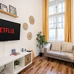 Evergreen Downtown Apartment *