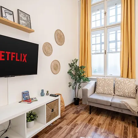 Evergreen Downtown Apartment *