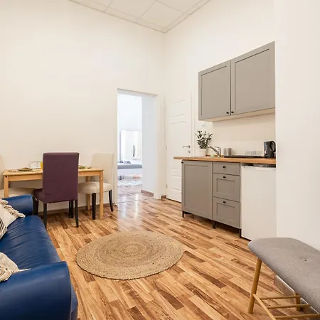 Evergreen Downtown Apartment
