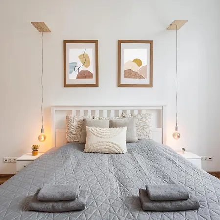 Evergreen Downtown Apartment *